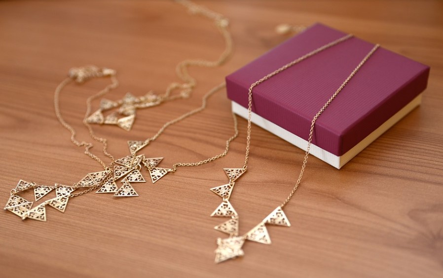 A woman's necklace and an accompanying box.