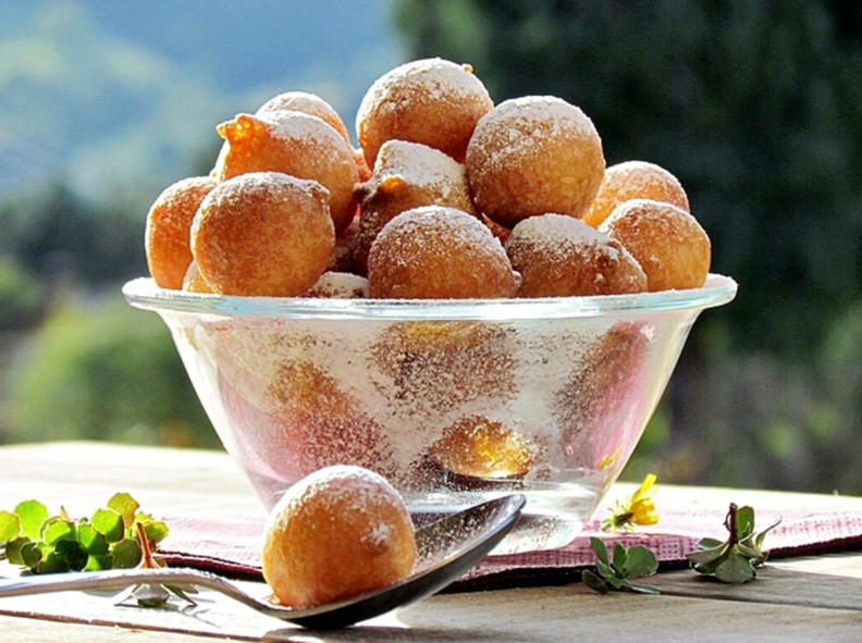 A large bowl of delicious Croatian fritters. 